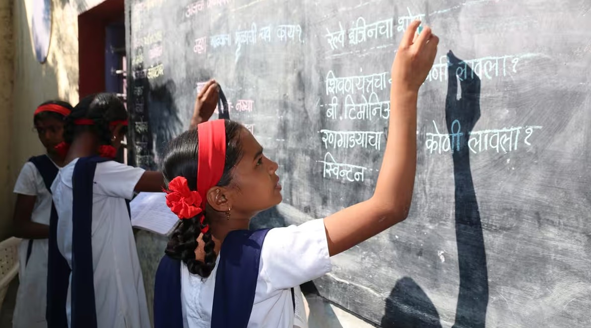 Infographic showing Maharashtra FYJC admissions data, including 13.5 lakh students admitted online, 22 lakh total seats available, and proposed removal of the 10% in-house quota cap along with current quota distribution for minority.