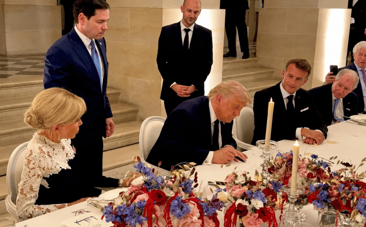 Donald Trump signs the Iran peace deal during a diplomatic meeting with world leaders, marking a major step toward ending regional conflict and advancing peace talks.